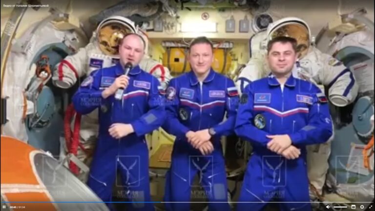 Саратовцев поздравили с Днём космонавтики из космоса
